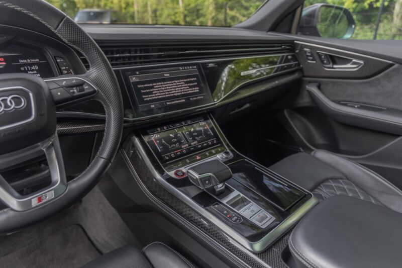 Console centrale avec écran tactile – AUDI – SQ8 – 2021 – Noir Mythic Mat – 48 900 km – 507 ch – V8 TFSI – Transmission : Automatique – Origine France – Privaty Cars – Showroom de voitures de sport haut de gamme en Charente-Maritime