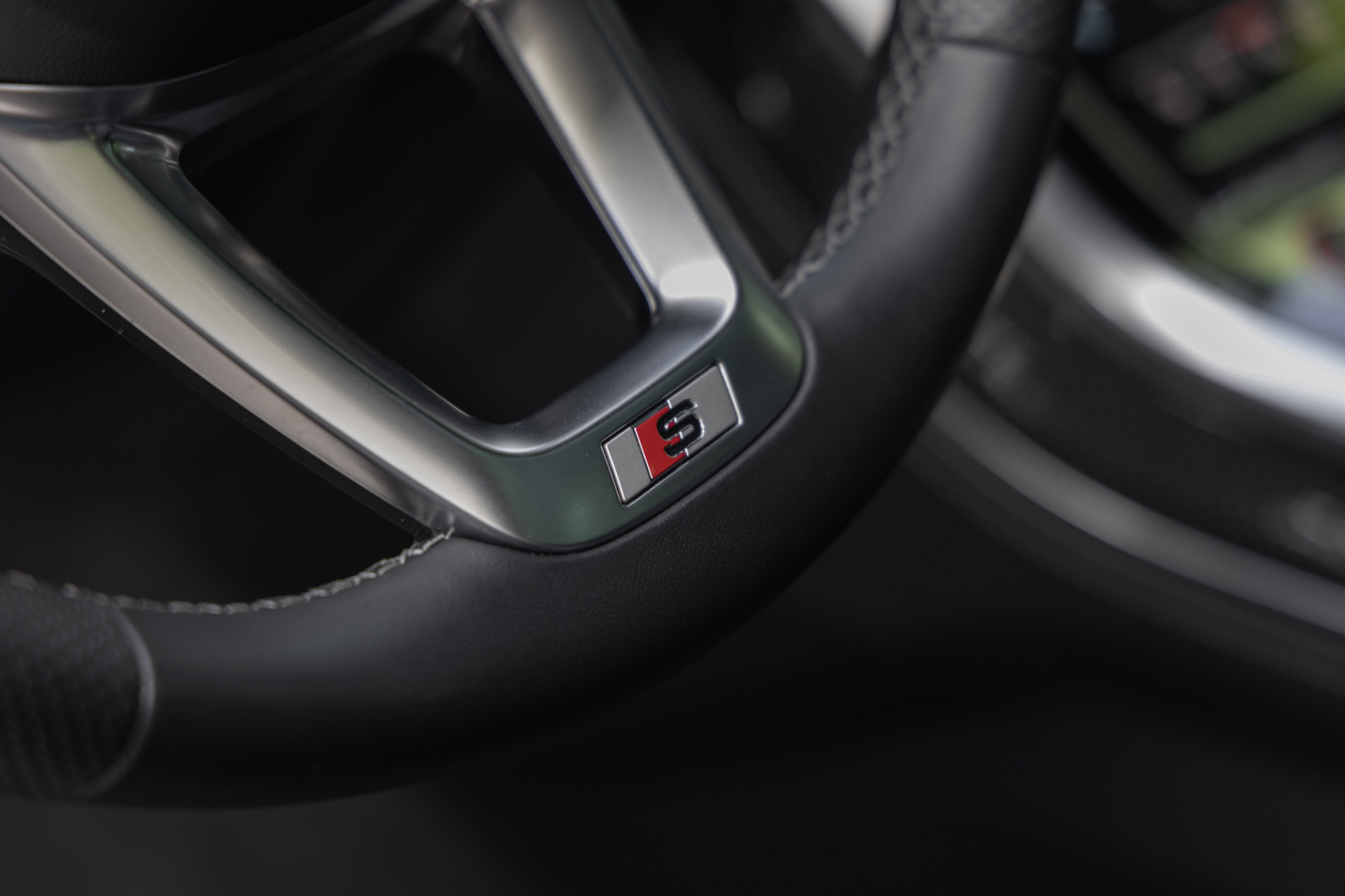 Volant – AUDI – SQ8 – 2021 – Noir Mythic Mat – 48 900 km – 507 ch – V8 TFSI – Transmission : Automatique – Origine France – Privaty Cars – Mandat de vente pour automobiles de luxe entre Bordeaux et Nantes