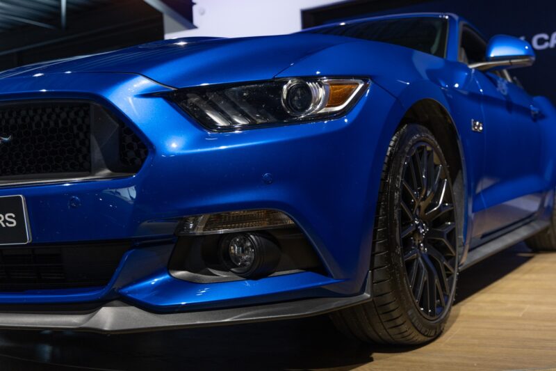 Phares avant avec éclairage distinctif – FORD – Mustang Fastback – 2018 – Bleu Lightning – 37 900 km – 421 ch – V8 atmo – Transmission : Séquentielle – Origine France – Privaty Cars – Vente de voitures de prestige d’occasion entre Bordeaux et Nantes