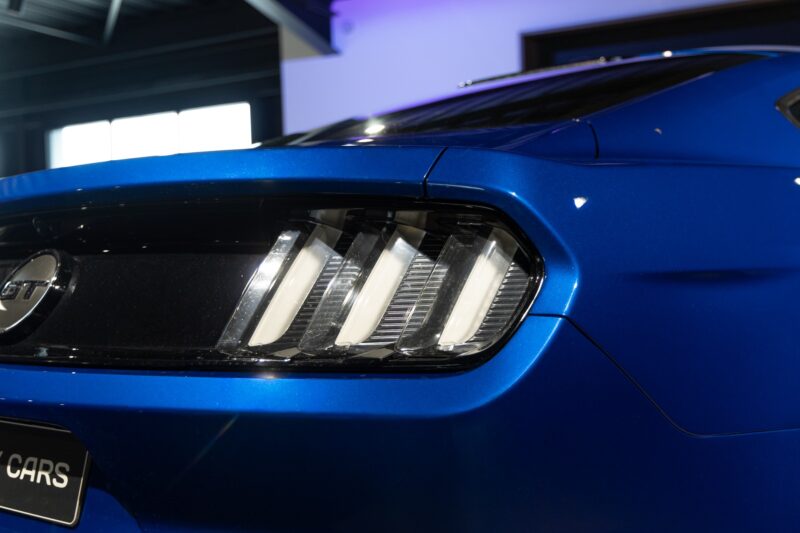 Feux arrière avec design distinctif – FORD – Mustang Fastback – 2018 – Bleu Lightning – 37 900 km – 421 ch – V8 atmo – Transmission : Séquentielle – Origine France – Privaty Cars – Mandat de vente pour automobiles de luxe à La Rochelle