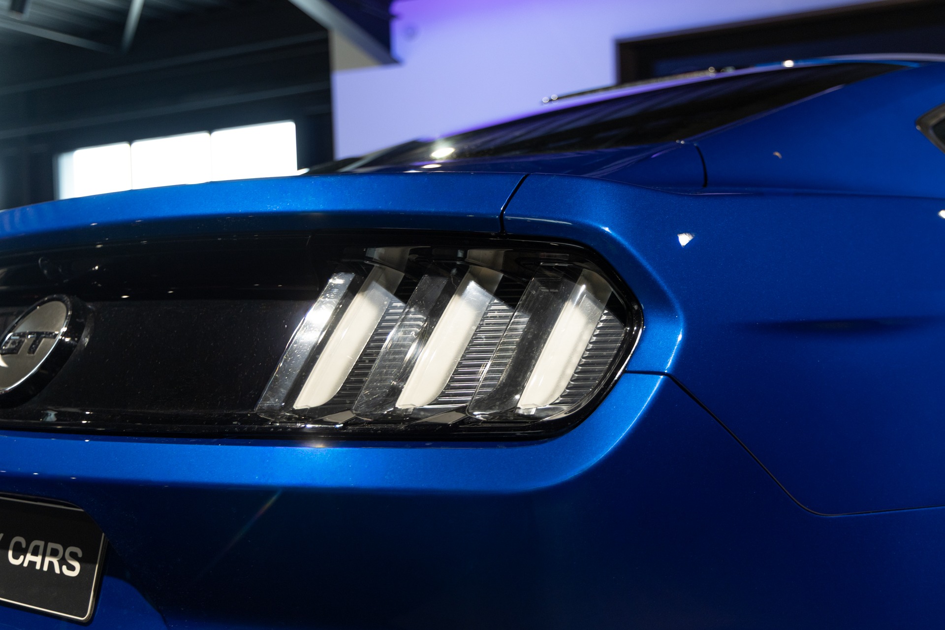 Feux arrière avec design distinctif – FORD – Mustang Fastback – 2018 – Bleu Lightning – 37 900 km – 421 ch – V8 atmo – Transmission : Séquentielle – Origine France – Privaty Cars – Mandat de vente pour automobiles de luxe à La Rochelle