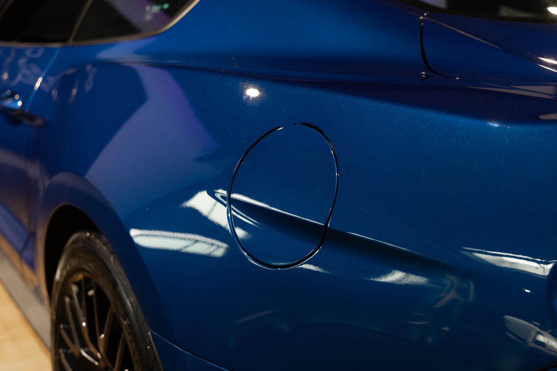 Trappe à carburant intégrée – FORD – Mustang Fastback – 2018 – Bleu Lightning – 37 900 km – 421 ch – V8 atmo – Transmission : Séquentielle – Origine France – Privaty Cars – Spécialiste des supercars d’occasion en Charente-Maritime