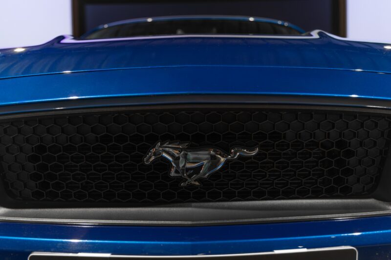 Grille avant avec logo en relief – FORD – Mustang Fastback – 2018 – Bleu Lightning – 37 900 km – 421 ch – V8 atmo – Transmission : Séquentielle – Origine France – Privaty Cars – Achat et vente de véhicules FORD d’occasion près de Poitiers