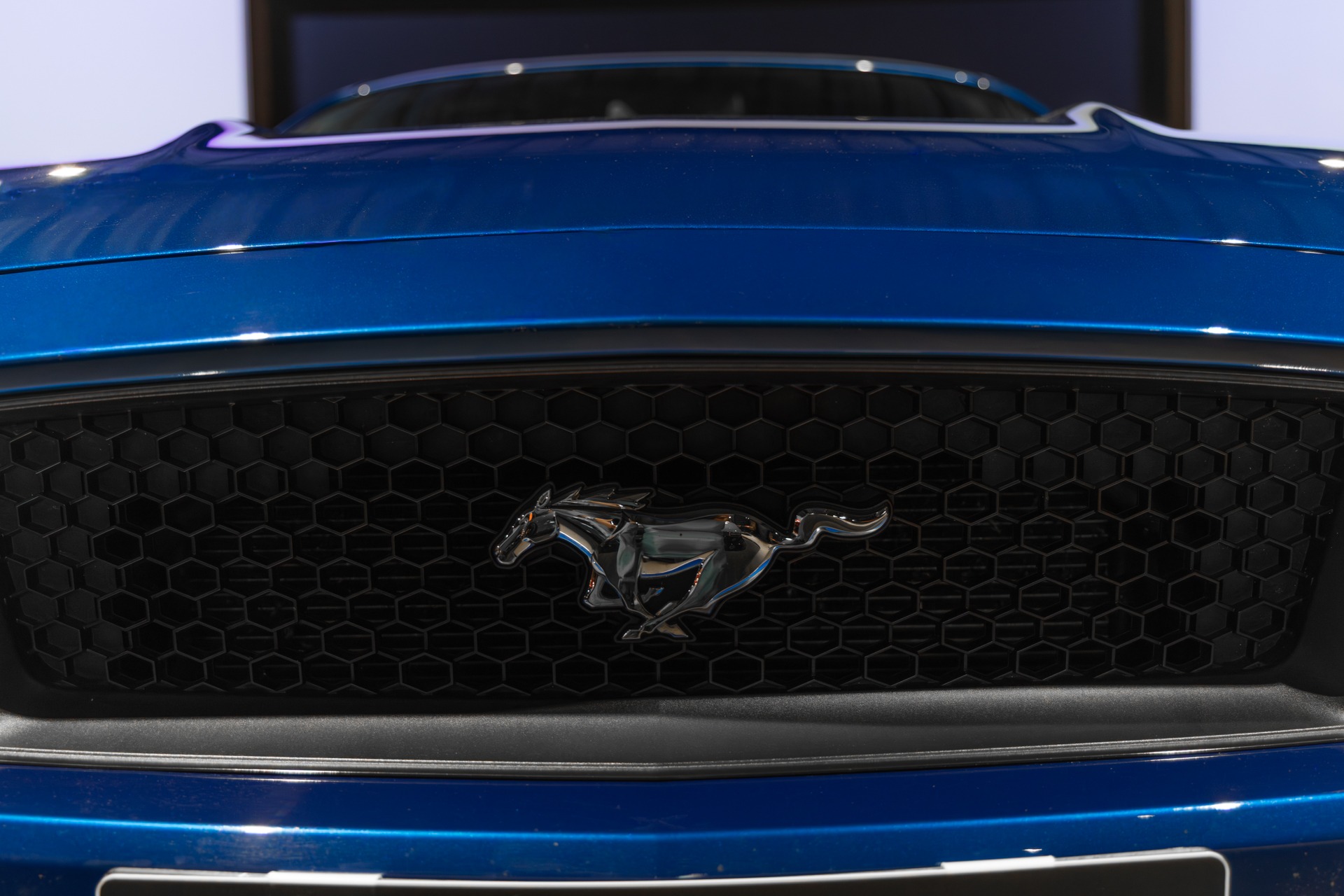 Grille avant avec logo en relief – FORD – Mustang Fastback – 2018 – Bleu Lightning – 37 900 km – 421 ch – V8 atmo – Transmission : Séquentielle – Origine France – Privaty Cars – Achat et vente de véhicules FORD d’occasion près de Poitiers