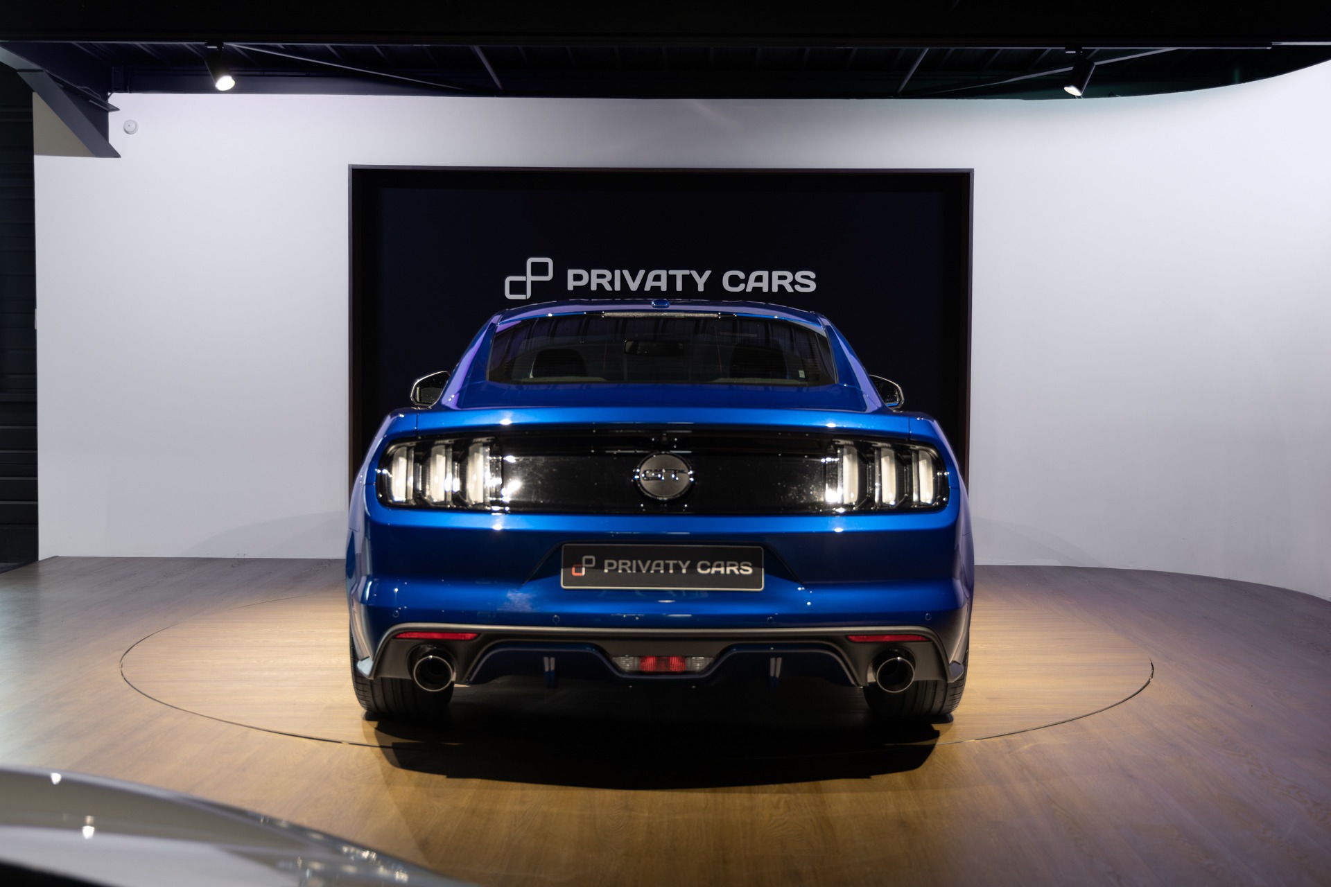 Vue arrière avec feux LED – FORD – Mustang Fastback – 2018 – Bleu Lightning – 37 900 km – 421 ch – V8 atmo – Transmission : Séquentielle – Origine France – Privaty Cars – Spécialiste indépendant Porsche, Ferrari et McLaren près de Niort