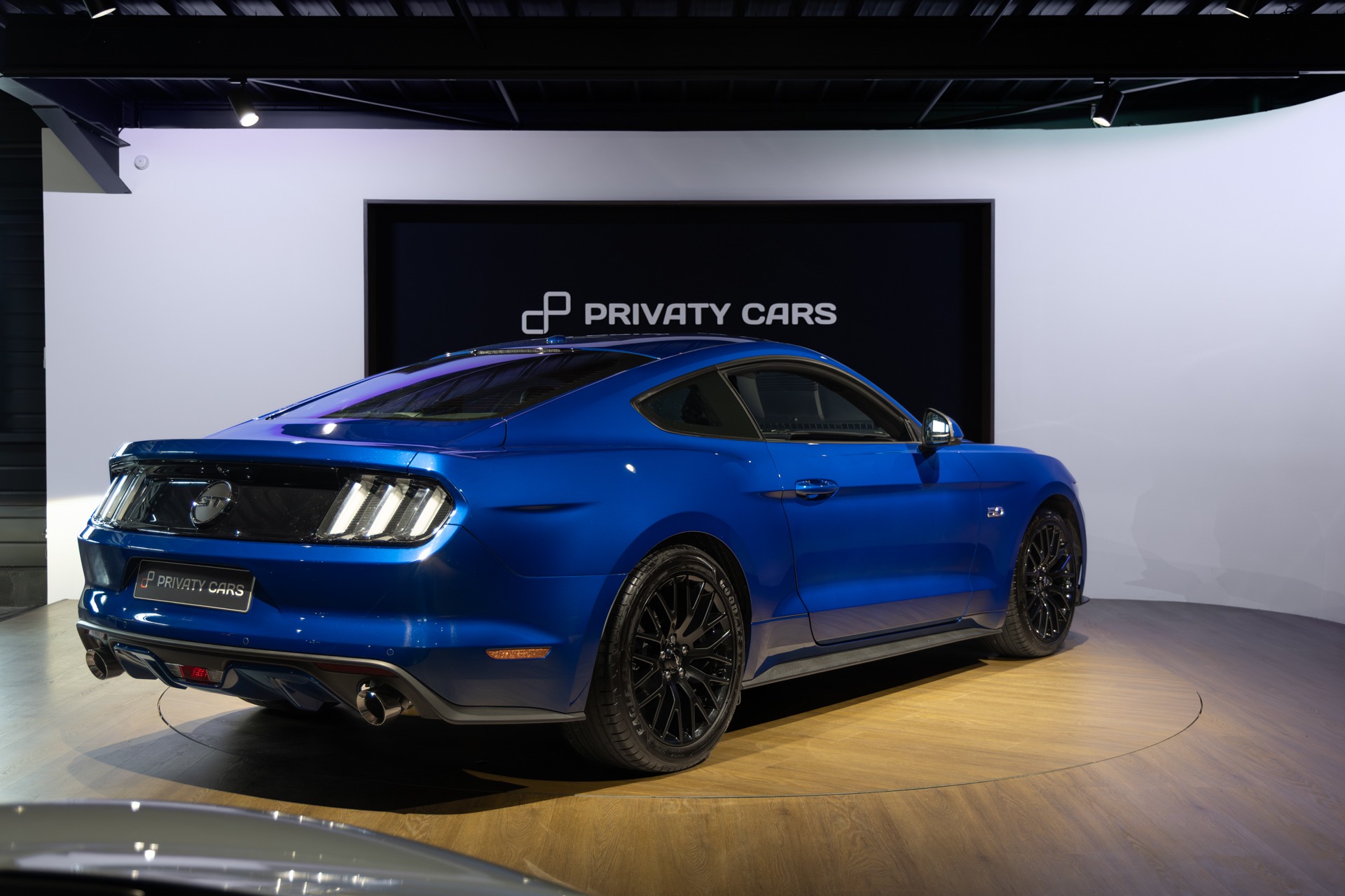 Vue arrière avec feux LED – FORD – Mustang Fastback – 2018 – Bleu Lightning – 37 900 km – 421 ch – V8 atmo – Transmission : Séquentielle – Origine France – Privaty Cars – Chasseur de voitures de sport sur mesure proche de Bordeaux