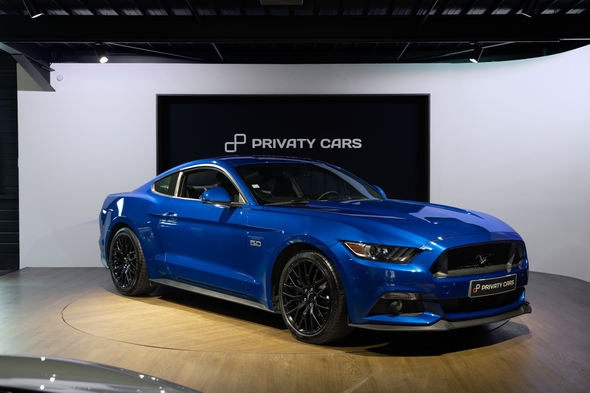 Vue avant avec jantes noires – FORD – Mustang Fastback – 2018 – Bleu Lightning – 37 900 km – 421 ch – V8 atmo – Transmission : Séquentielle – Origine France – Privaty Cars – Estimation et rachat de véhicules haut de gamme proche de Bordeaux