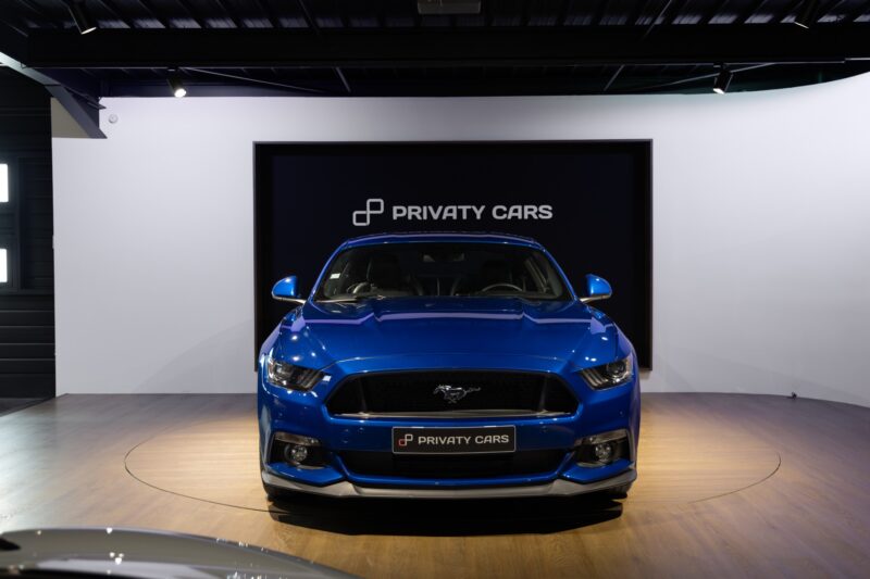 Vue avant avec calandre noire – FORD – Mustang Fastback – 2018 – Bleu Lightning – 37 900 km – 421 ch – V8 atmo – Transmission : Séquentielle – Origine France – Privaty Cars – Sélection de véhicules FORD disponibles proche de Bordeaux