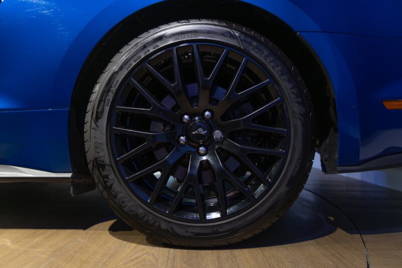 Jantes noires à rayons multiples – FORD – Mustang Fastback – 2018 – Bleu Lightning – 37 900 km – 421 ch – V8 atmo – Transmission : Séquentielle – Origine France – Privaty Cars – Expertise et vente de modèles Super Sport proche de Bordeaux