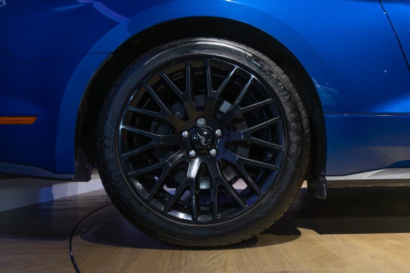 Jantes – FORD – Mustang Fastback – 2018 – Bleu Lightning – 37 900 km – 421 ch – V8 atmo – Transmission : Séquentielle – Origine France – Privaty Cars – Spécialiste des sportives d’occasion dans l’Ouest de la France