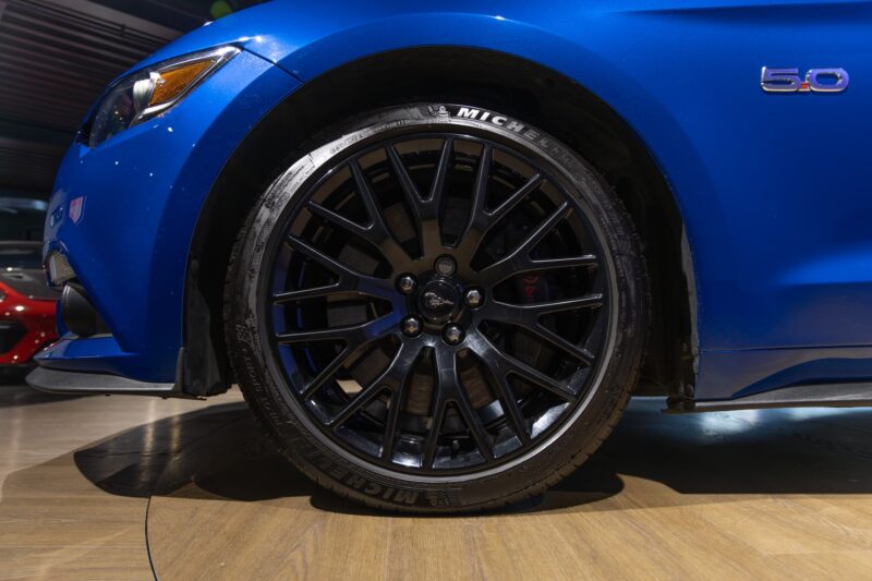 Jantes noires à rayons multiples – FORD – Mustang Fastback – 2018 – Bleu Lightning – 37 900 km – 421 ch – V8 atmo – Transmission : Séquentielle – Origine France – Privaty Cars – Recherche personnalisée de voitures de sport d’occasion dans l’Ouest de la France