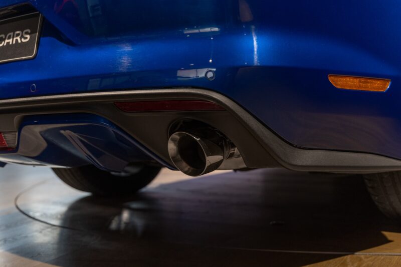 Sortie d'échappement chromée – FORD – Mustang Fastback – 2018 – Bleu Lightning – 37 900 km – 421 ch – V8 atmo – Transmission : Séquentielle – Origine France – Privaty Cars – Spécialiste FORD d’occasion à La Rochelle