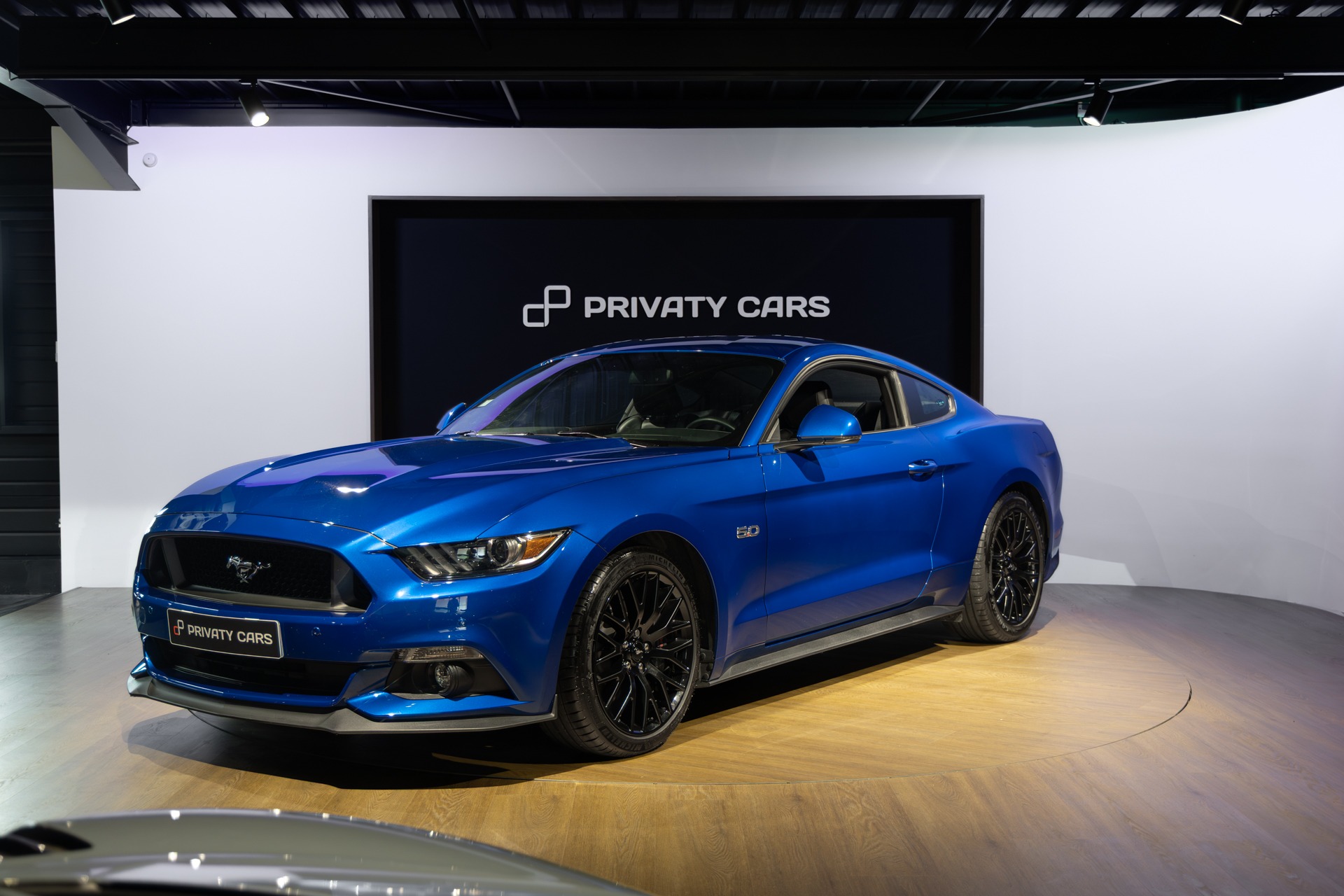 À vendre – FORD – Mustang Fastback – 2018 – Bleu Lightning – 37 900 km – 421 ch – V8 atmo – Transmission : Séquentielle – Photo principale – Origine France – Privaty Cars – Rachat immédiat de véhicules de prestige en Charente-Maritime