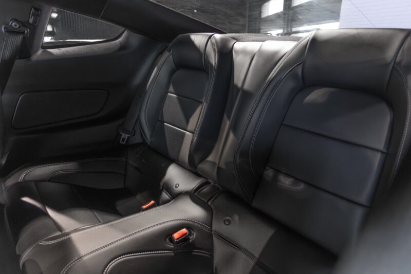 Sièges baquets arrière en cuir – FORD – Mustang Fastback – 2018 – Bleu Lightning – 37 900 km – 421 ch – V8 atmo – Transmission : Séquentielle – Origine France – Privaty Cars – Expert des voitures de prestige d’occasion dans l’Ouest de la France