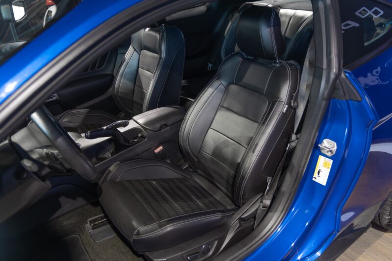Sièges baquets en cuir – FORD – Mustang Fastback – 2018 – Bleu Lightning – 37 900 km – 421 ch – V8 atmo – Transmission : Séquentielle – Origine France – Privaty Cars – Vente de véhicules d’investissement et de collection en Nouvelle-Aquitaine