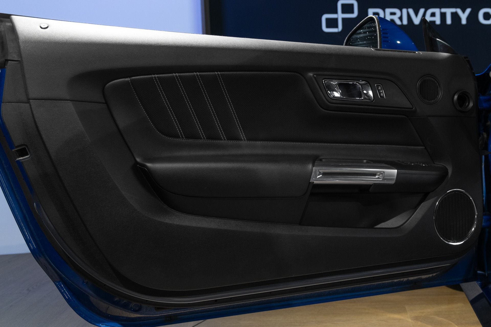 Panneau de porte avec garniture en cuir – FORD – Mustang Fastback – 2018 – Bleu Lightning – 37 900 km – 421 ch – V8 atmo – Transmission : Séquentielle – Origine France – Privaty Cars – Rachat immédiat de véhicules de prestige dans l’Ouest de la France