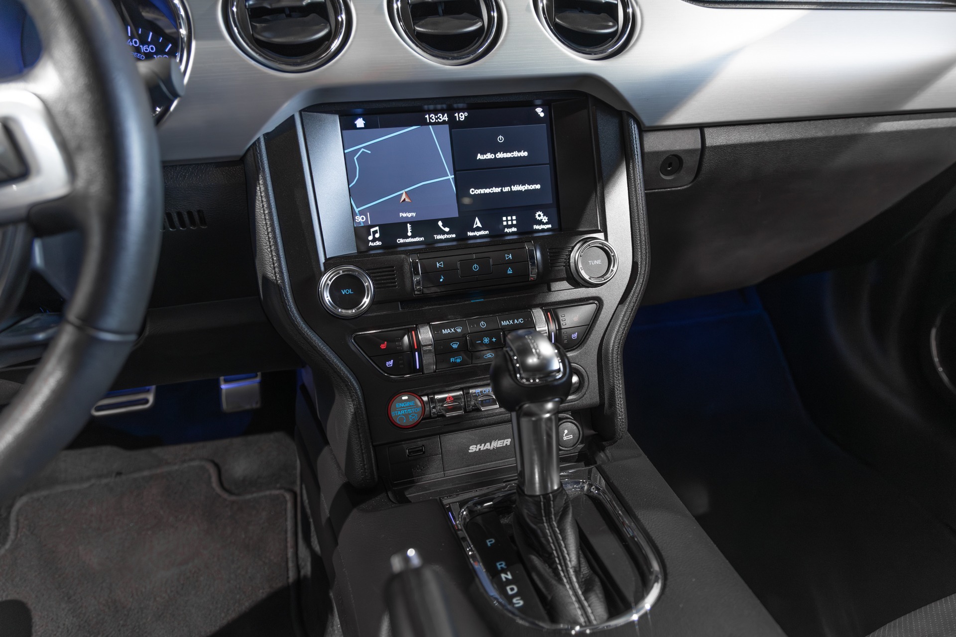 Console centrale avec écran tactile – FORD – Mustang Fastback – 2018 – Bleu Lightning – 37 900 km – 421 ch – V8 atmo – Transmission : Séquentielle – Origine France – Privaty Cars – Spécialiste des voitures de sport d’occasion proche de Nantes