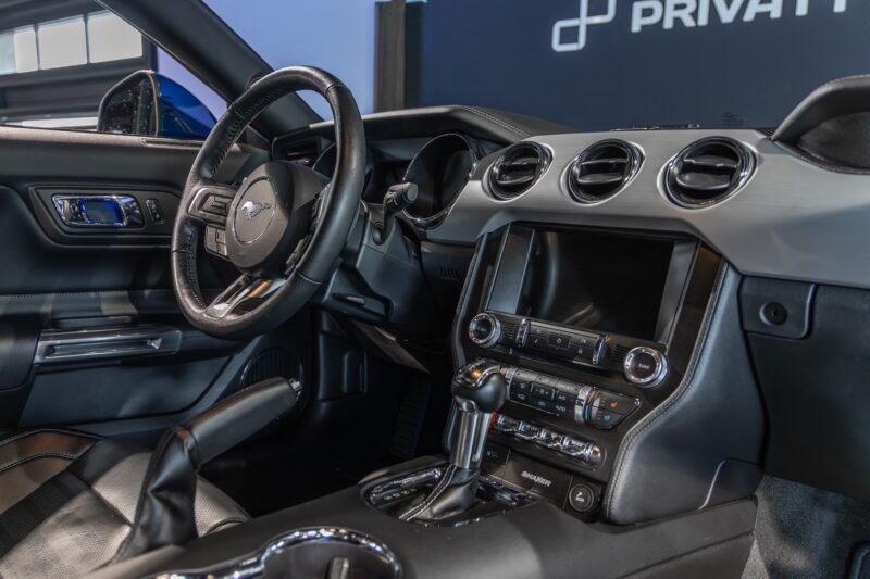 Tableau de bord – FORD – Mustang Fastback – 2018 – Bleu Lightning – 37 900 km – 421 ch – V8 atmo – Transmission : Séquentielle – Origine France – Privaty Cars – Dépôt-vente de voitures de sport et véhicules d’exception à La Rochelle