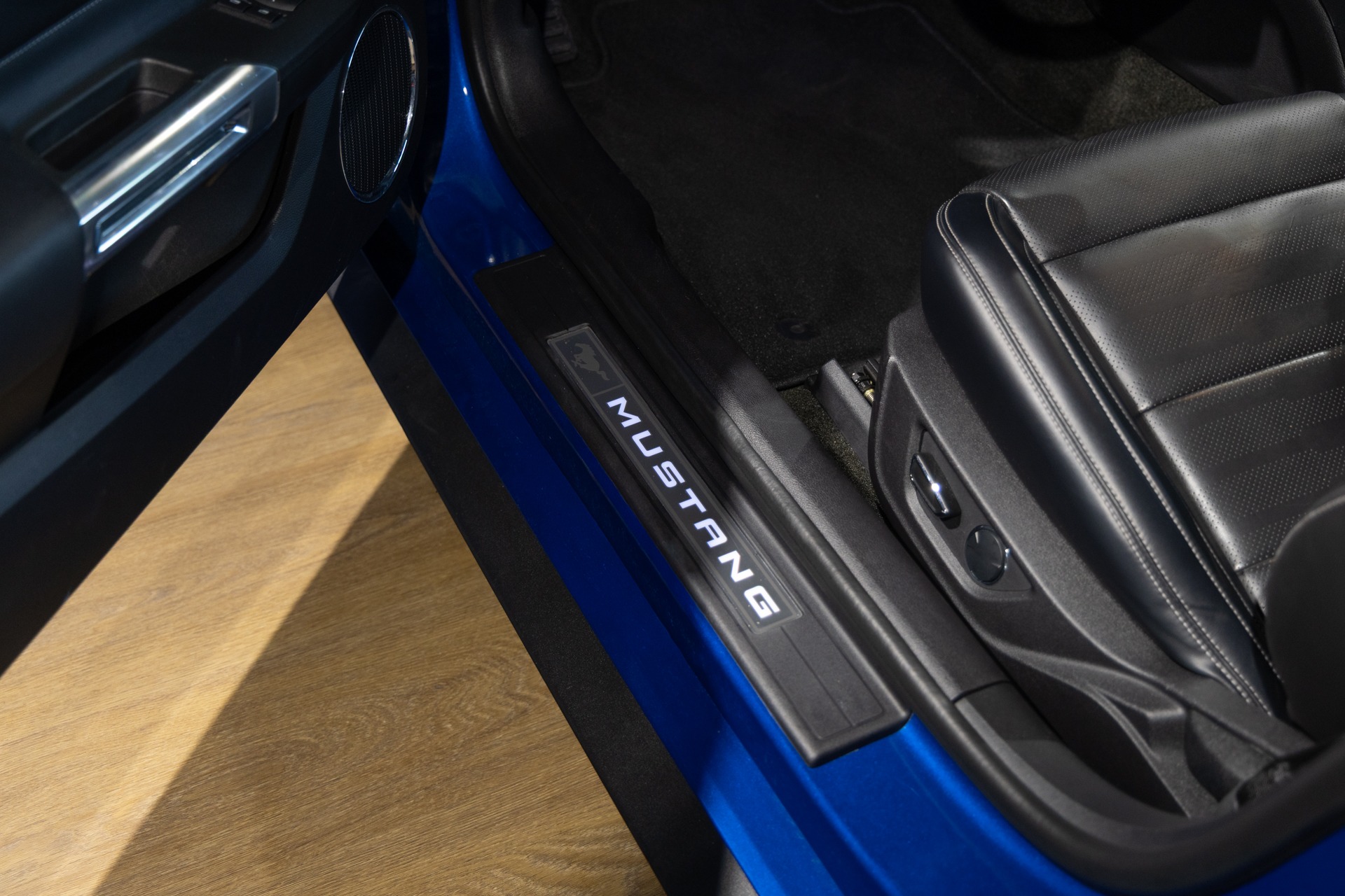 Seuil de porte avec inscription – FORD – Mustang Fastback – 2018 – Bleu Lightning – 37 900 km – 421 ch – V8 atmo – Transmission : Séquentielle – Origine France – Privaty Cars – Vente de voitures de prestige d’occasion en Charente-Maritime