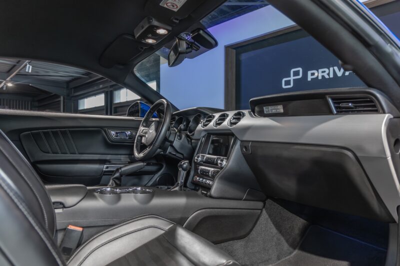 Tableau de bord – FORD – Mustang Fastback – 2018 – Bleu Lightning – 37 900 km – 421 ch – V8 atmo – Transmission : Séquentielle – Origine France – Privaty Cars – Chasseur de voitures de sport sur mesure entre Bordeaux et Nantes