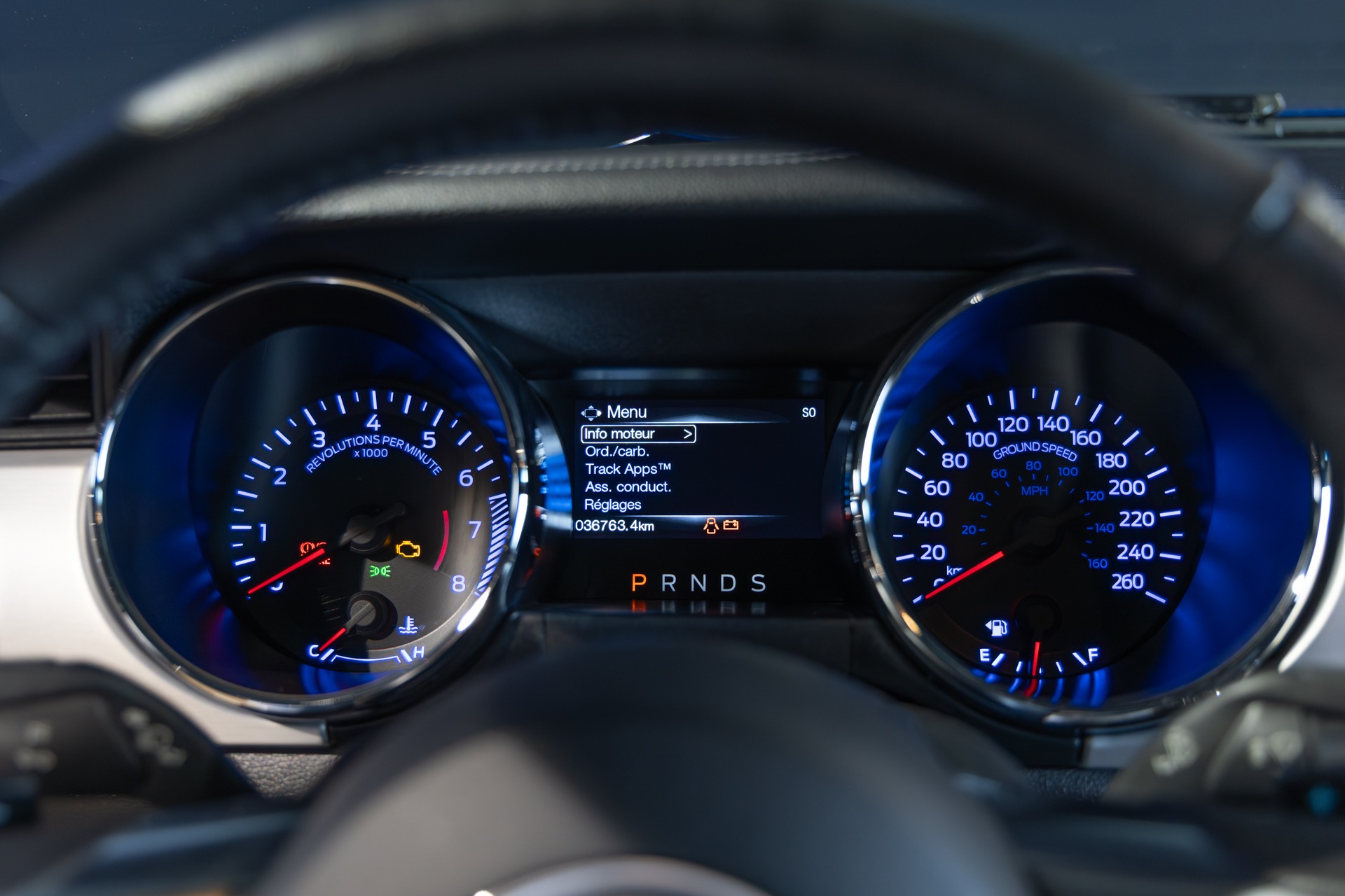 Tableau de bord avec compteurs lumineux – FORD – Mustang Fastback – 2018 – Bleu Lightning – 37 900 km – 421 ch – V8 atmo – Transmission : Séquentielle – Origine France – Privaty Cars – Négoce de véhicules GT et sportives d’exception entre Bordeaux et Nantes