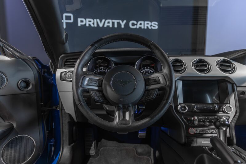 Volant – FORD – Mustang Fastback – 2018 – Bleu Lightning – 37 900 km – 421 ch – V8 atmo – Transmission : Séquentielle – Origine France – Privaty Cars – Vente de supercars d’occasion entre Bordeaux et Nantes