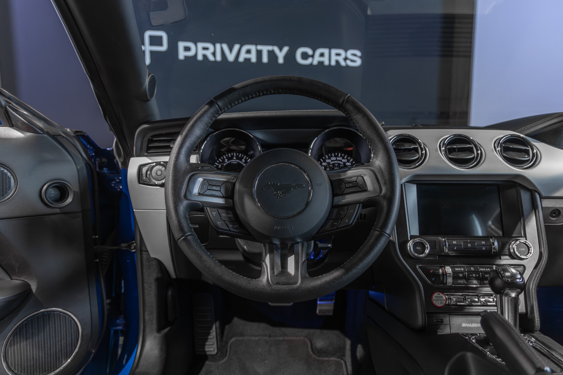 Volant – FORD – Mustang Fastback – 2018 – Bleu Lightning – 37 900 km – 421 ch – V8 atmo – Transmission : Séquentielle – Origine France – Privaty Cars – Vente de supercars d’occasion entre Bordeaux et Nantes