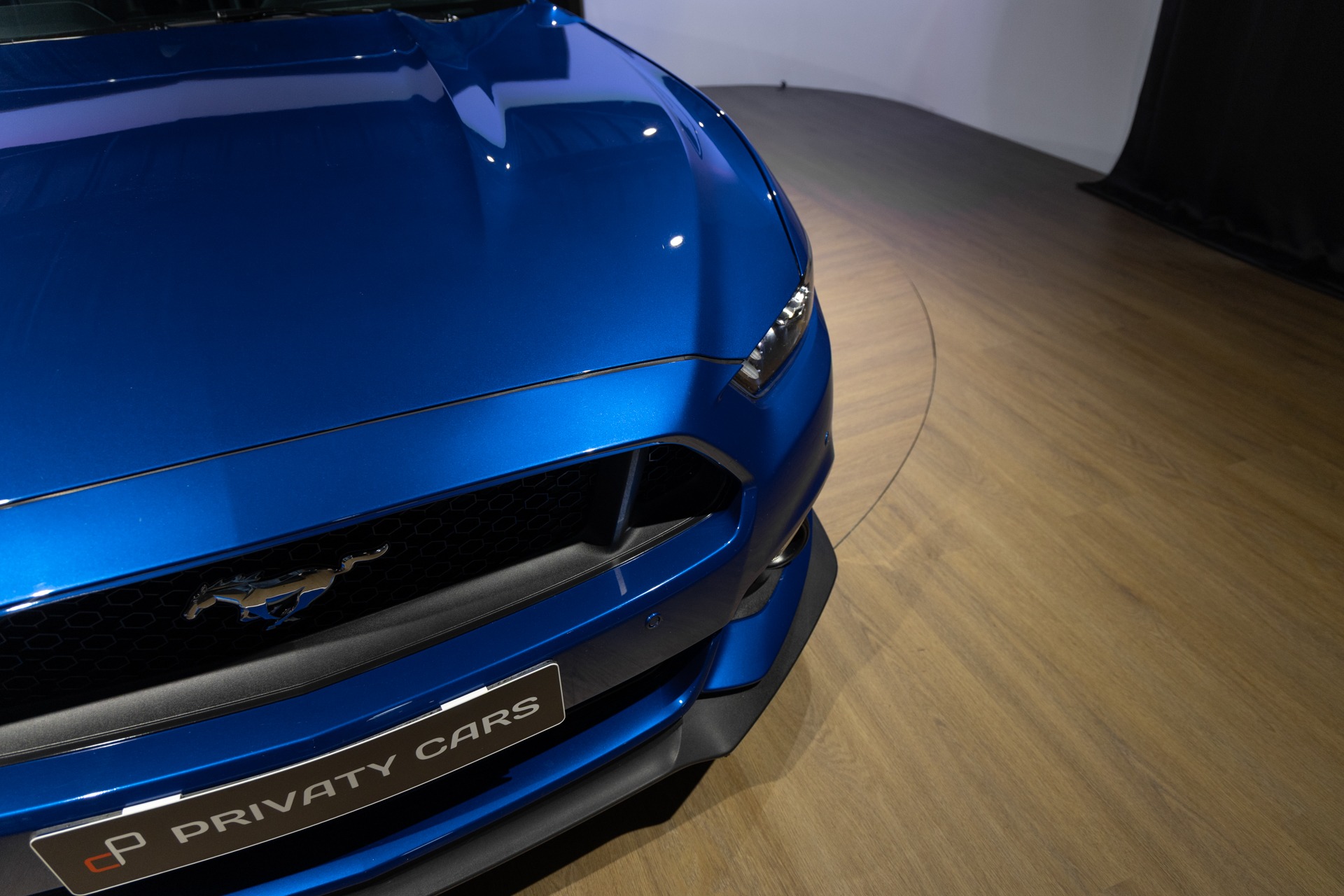 À vendre – FORD – Mustang Fastback – 2018 – Bleu Lightning – 37 900 km – 421 ch – V8 atmo – Transmission : Séquentielle – Vue principale – Origine France – Privaty Cars – Achat et vente de voitures de luxe d’occasion à 2 heures de Paris en TGV