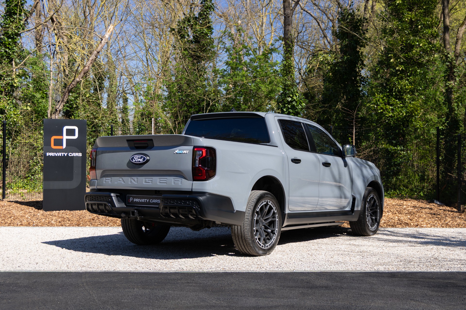 Vue arrière avec pare-chocs sportif – FORD – Ranger MS-RT – 2019 – Noir Profond – 22 900 km – 252 ch – 4 cyclindres turbo – Transmission : Automatique – Origine France – Privaty Cars – Vente de voitures de sport d’occasion en Charente-Maritime