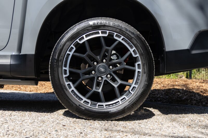 Jantes en alliage noir et argent – FORD – Ranger MS-RT – 2019 – Noir Profond – 22 900 km – 252 ch – 4 cyclindres turbo – Transmission : Automatique – Origine France – Privaty Cars – Vente de voitures de prestige d’occasion en Nouvelle-Aquitaine