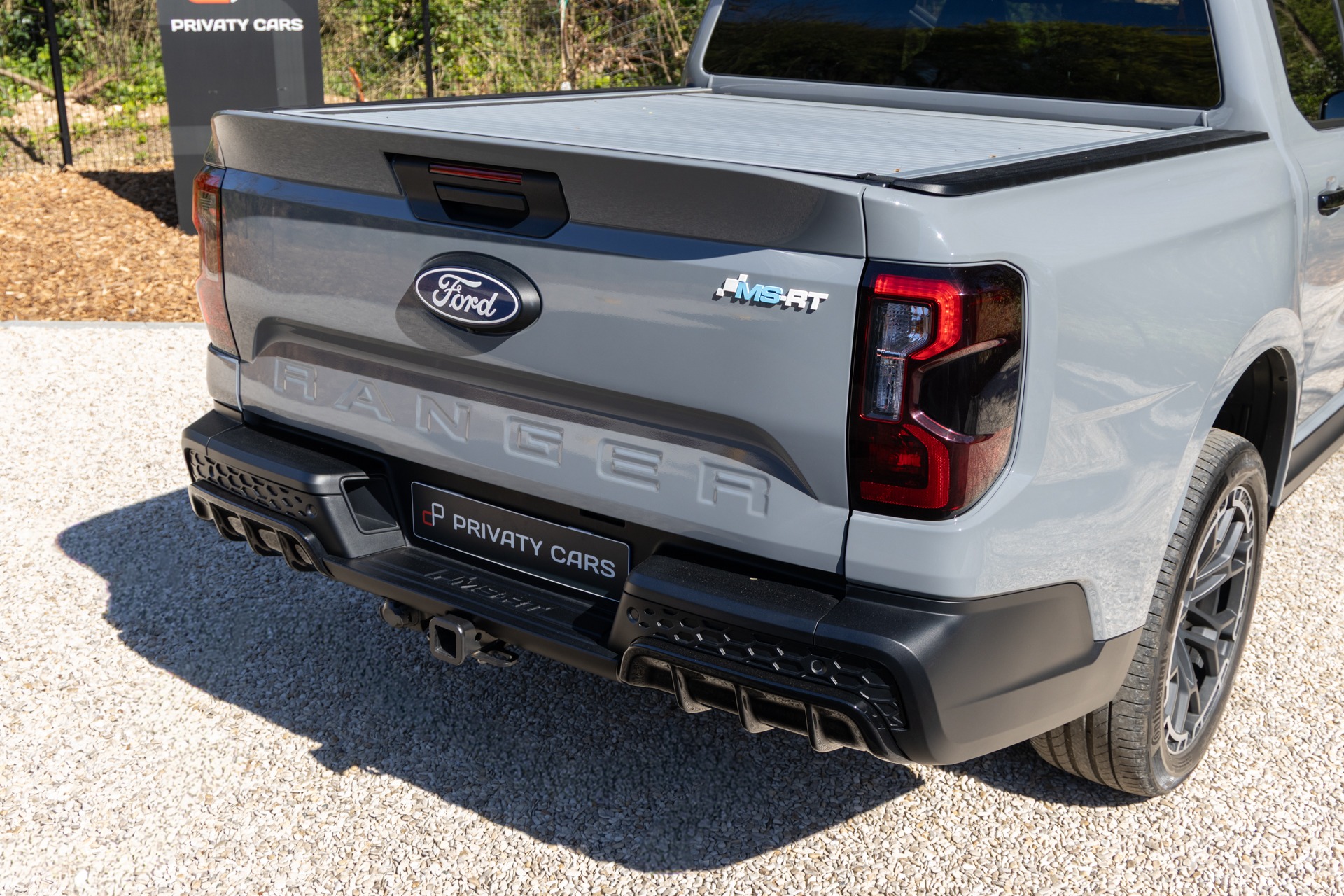 Diffuseur arrière avec sorties d'échappement – FORD – Ranger MS-RT – 2019 – Noir Profond – 22 900 km – 252 ch – 4 cyclindres turbo – Transmission : Automatique – Origine France – Privaty Cars – Spécialiste des supercars d’occasion près de Niort