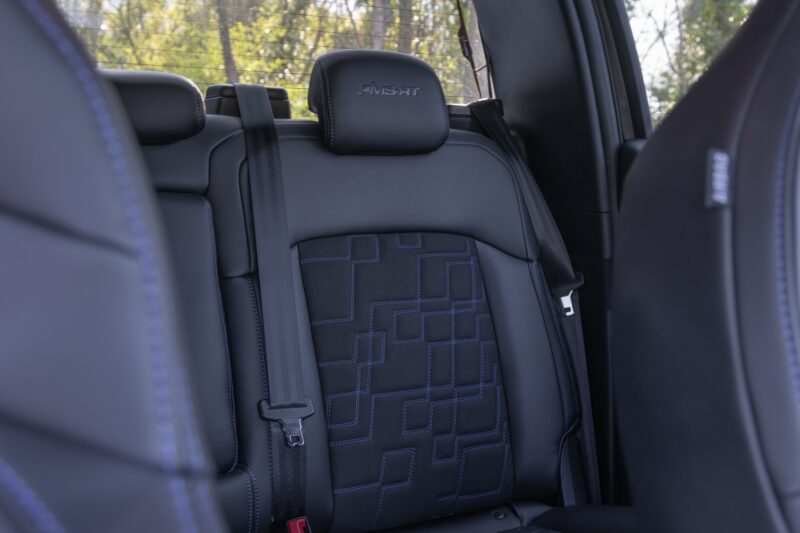 Sièges arrière en cuir avec surpiqûres – FORD – Ranger MS-RT – 2019 – Noir Profond – 22 900 km – 252 ch – 4 cyclindres turbo – Transmission : Automatique – Origine France – Privaty Cars – Achat et vente de voitures de sport d’occasion entre Bordeaux et Nantes