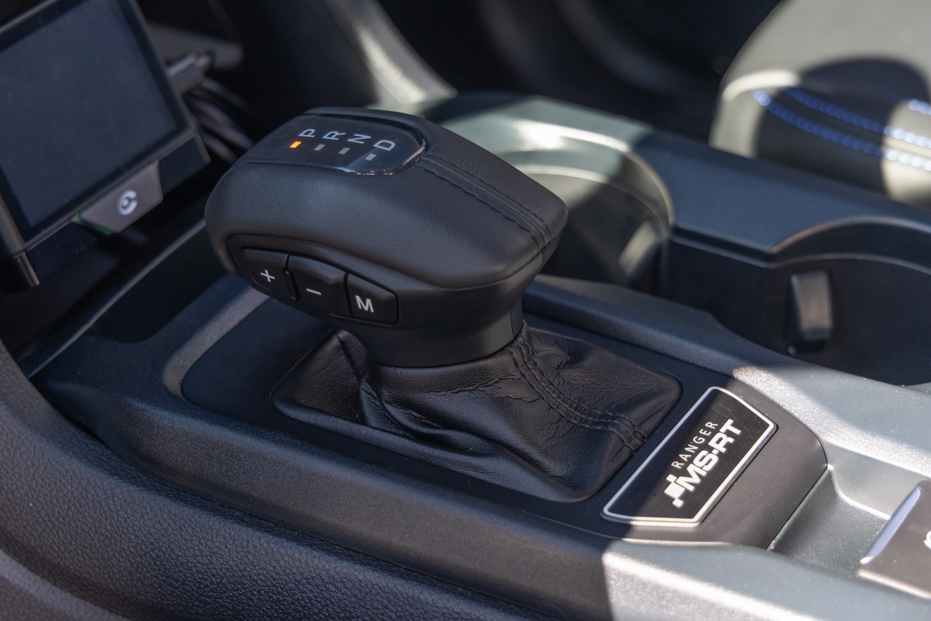 Levier de vitesses avec garniture en cuir – FORD – Ranger MS-RT – 2019 – Noir Profond – 22 900 km – 252 ch – 4 cyclindres turbo – Transmission : Automatique – Origine France – Privaty Cars – Expert des sportives d’occasion haut de gamme près de Poitiers