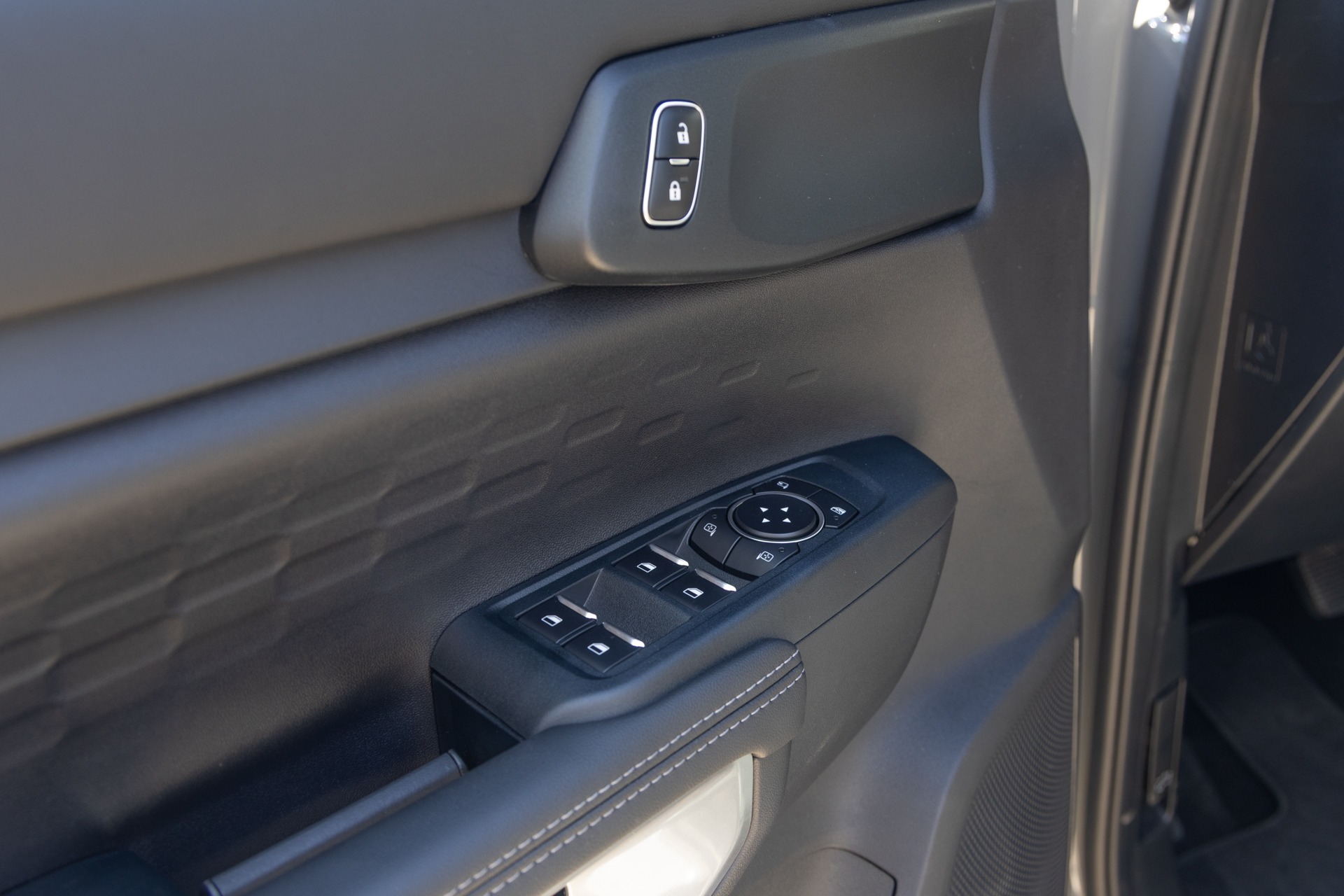 Commandes de vitres et rétroviseurs – FORD – Ranger MS-RT – 2019 – Noir Profond – 22 900 km – 252 ch – 4 cyclindres turbo – Transmission : Automatique – Origine France – Privaty Cars – Sélection de véhicules FORD disponibles en Nouvelle-Aquitaine