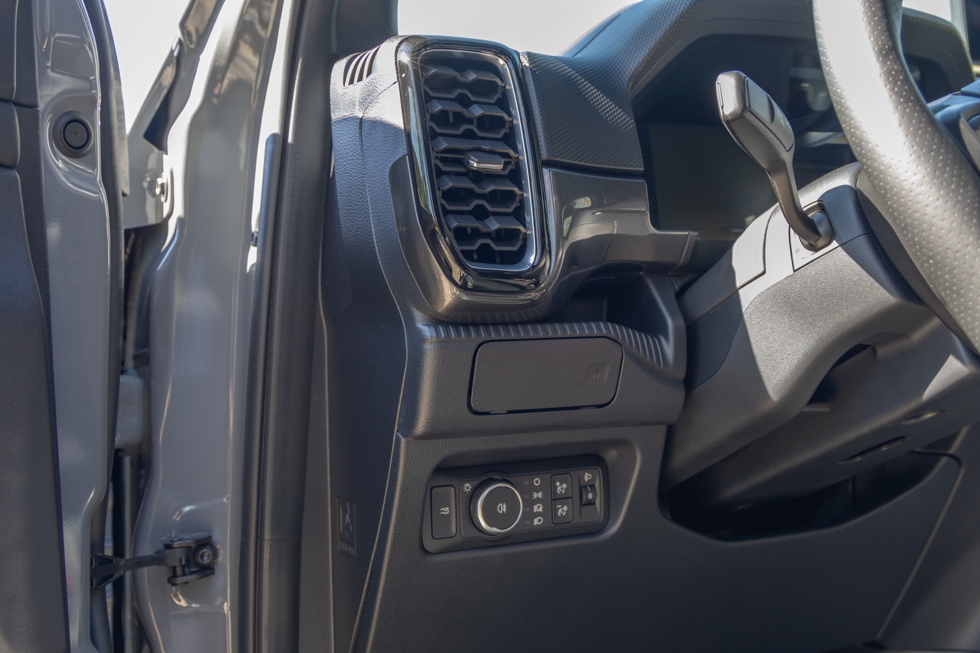 Commandes de réglage et aérateurs – FORD – Ranger MS-RT – 2019 – Noir Profond – 22 900 km – 252 ch – 4 cyclindres turbo – Transmission : Automatique – Origine France – Privaty Cars – Expert des modèles FORD proche de Nantes
