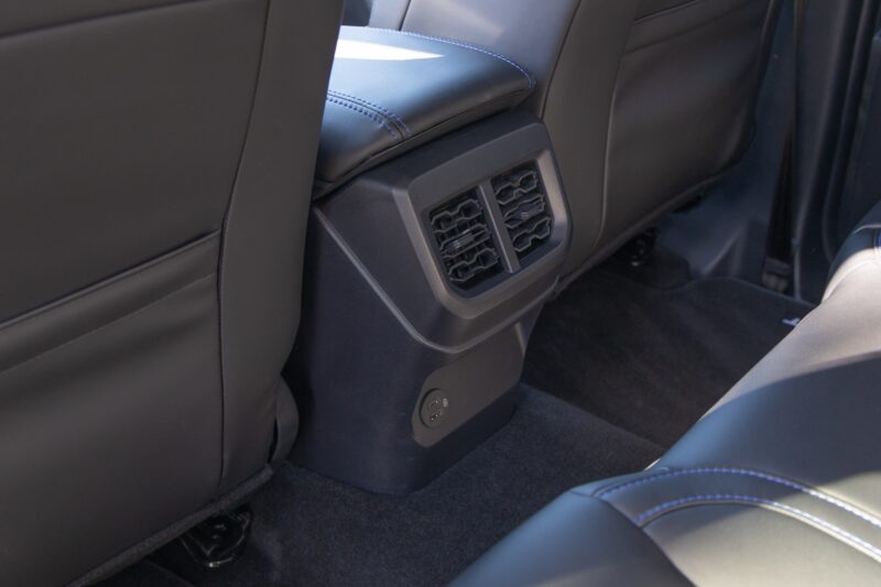 Sortie d'air arrière avec prise USB – FORD – Ranger MS-RT – 2019 – Noir Profond – 22 900 km – 252 ch – 4 cyclindres turbo – Transmission : Automatique – Origine France – Privaty Cars – Rachat cash de voitures FORD près de Poitiers