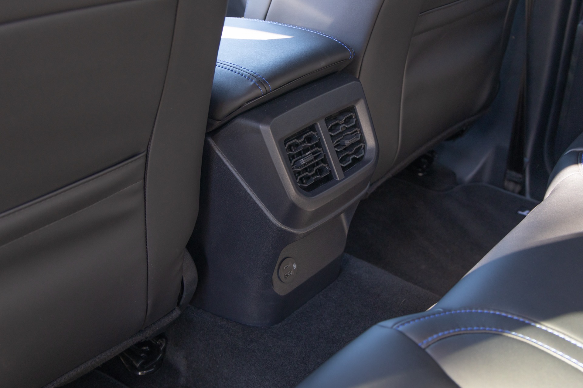 Sortie d'air arrière avec prise USB – FORD – Ranger MS-RT – 2019 – Noir Profond – 22 900 km – 252 ch – 4 cyclindres turbo – Transmission : Automatique – Origine France – Privaty Cars – Rachat cash de voitures FORD près de Poitiers