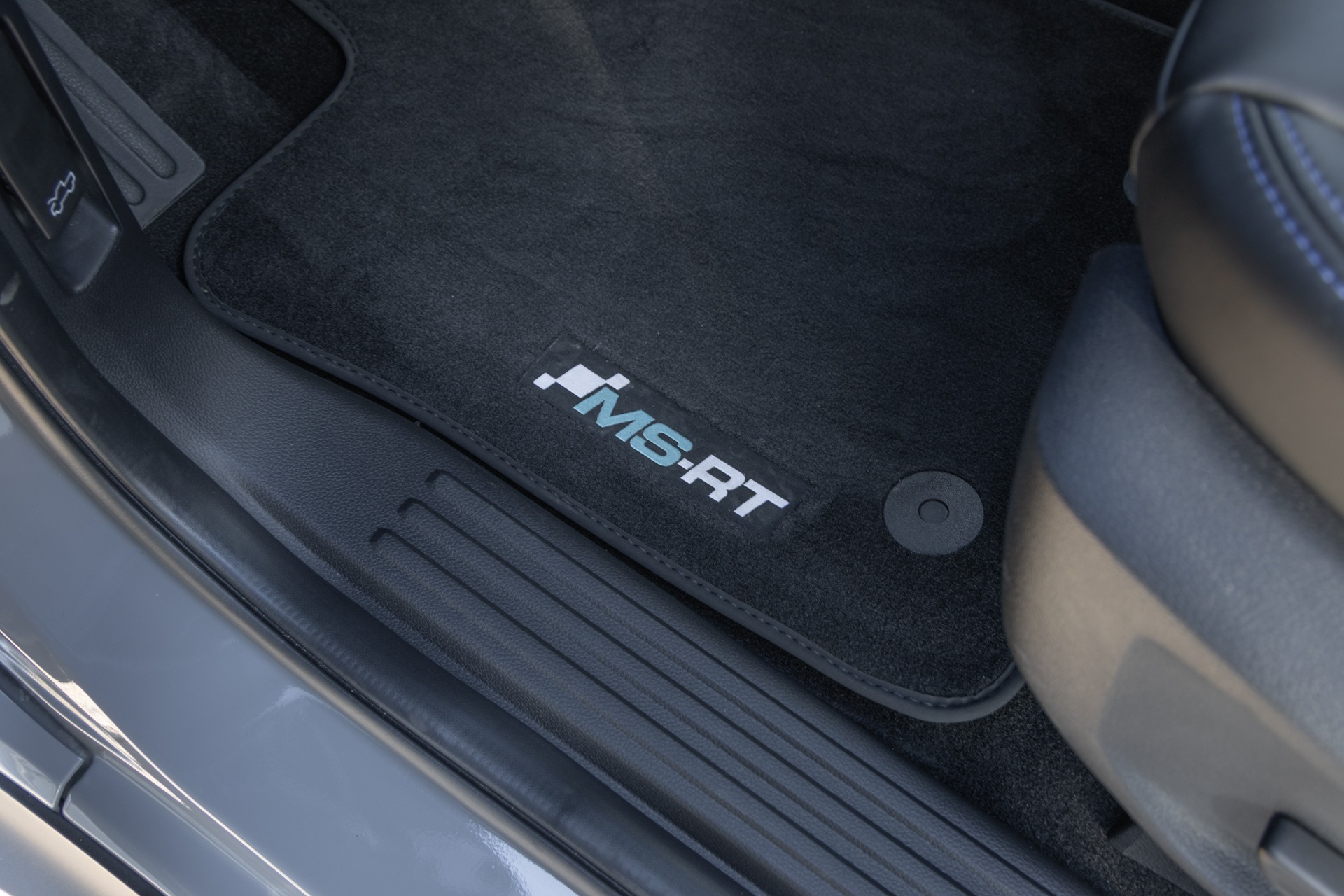 Tapis de sol avec logo MS-RT – FORD – Ranger MS-RT – 2019 – Noir Profond – 22 900 km – 252 ch – 4 cyclindres turbo – Transmission : Automatique – Origine France – Privaty Cars – Véhicules de sport et de luxe d’occasion à La Rochelle