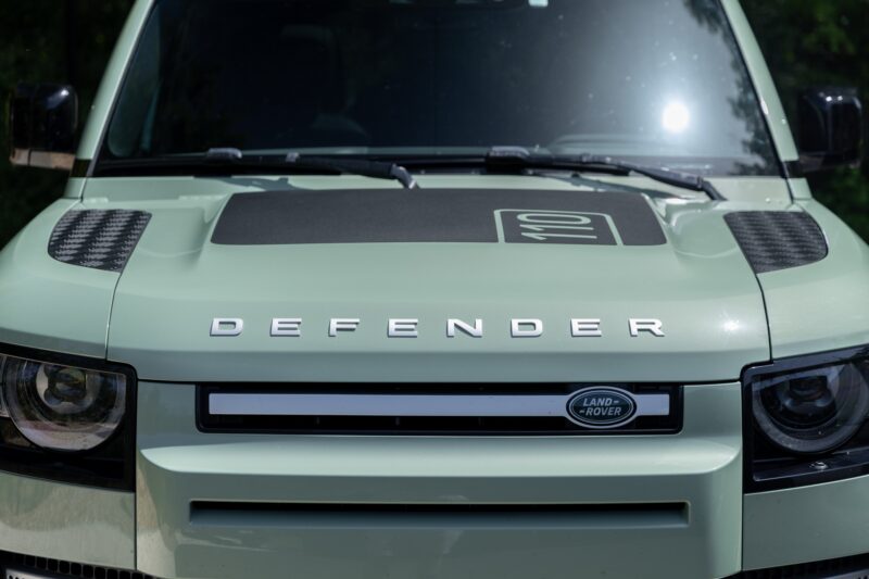 Carrosserie – LAND ROVER – Defender 110 P400e – 2023 – Grasmere Green métallisé – 81 900 km – 400 ch – 6 cylindres en ligne – Transmission : Automatique – Origine France – Privaty Cars – Conciergerie automobile pour véhicules de sport à La Rochelle