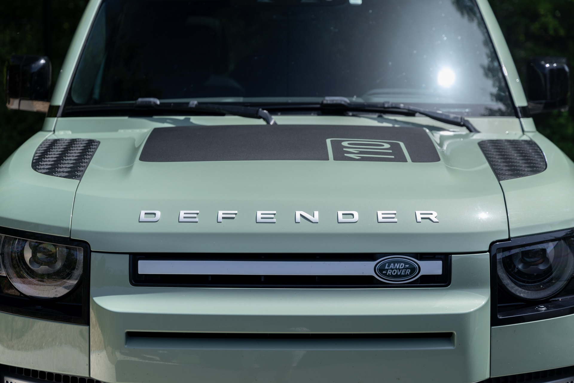 Carrosserie – LAND ROVER – Defender 110 P400e – 2023 – Grasmere Green métallisé – 81 900 km – 400 ch – 6 cylindres en ligne – Transmission : Automatique – Origine France – Privaty Cars – Conciergerie automobile pour véhicules de sport à La Rochelle