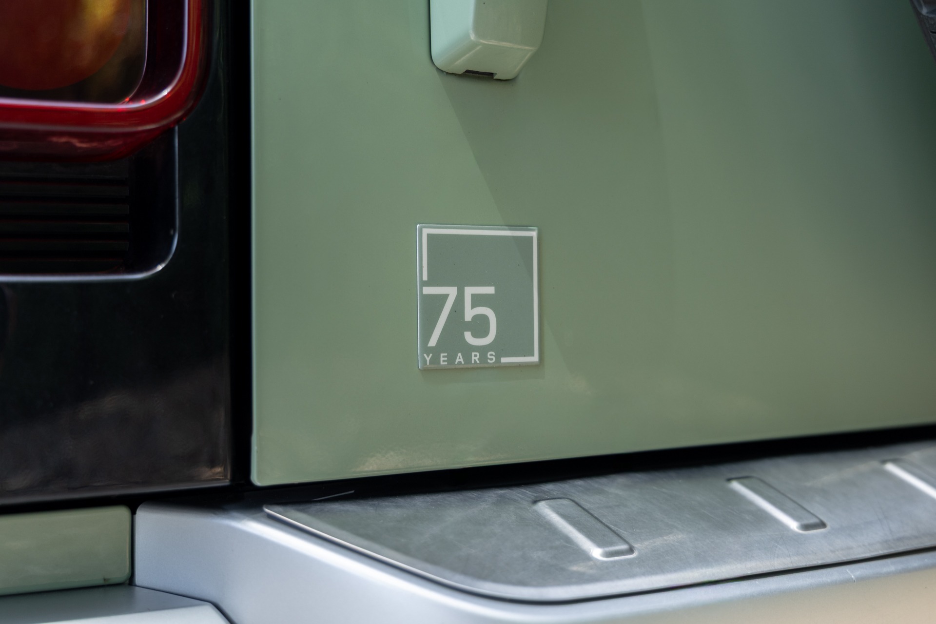 Carrosserie – LAND ROVER – Defender 110 P400e – 2023 – Grasmere Green métallisé – 81 900 km – 400 ch – 6 cylindres en ligne – Transmission : Automatique – Origine France – Privaty Cars – Chasseur de voitures de sport sur mesure dans l’Ouest de la France