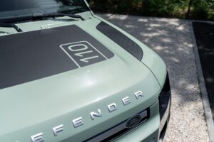 Carrosserie – LAND ROVER – Defender 110 P400e – 2023 – Grasmere Green métallisé – 81 900 km – 400 ch – 6 cylindres en ligne – Transmission : Automatique – Origine France – Privaty Cars – Rachat cash de voitures de sport d’occasion proche de Nantes