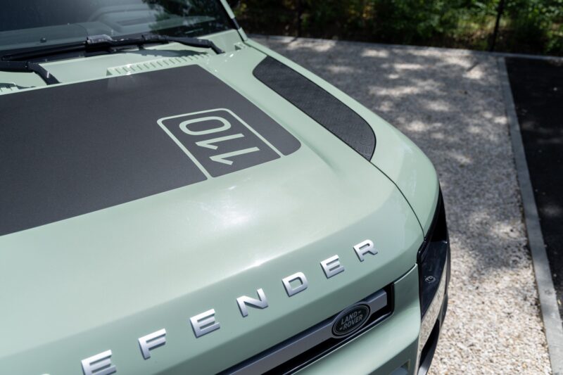 Carrosserie – LAND ROVER – Defender 110 P400e – 2023 – Grasmere Green métallisé – 81 900 km – 400 ch – 6 cylindres en ligne – Transmission : Automatique – Origine France – Privaty Cars – Rachat cash de voitures de sport d’occasion proche de Nantes