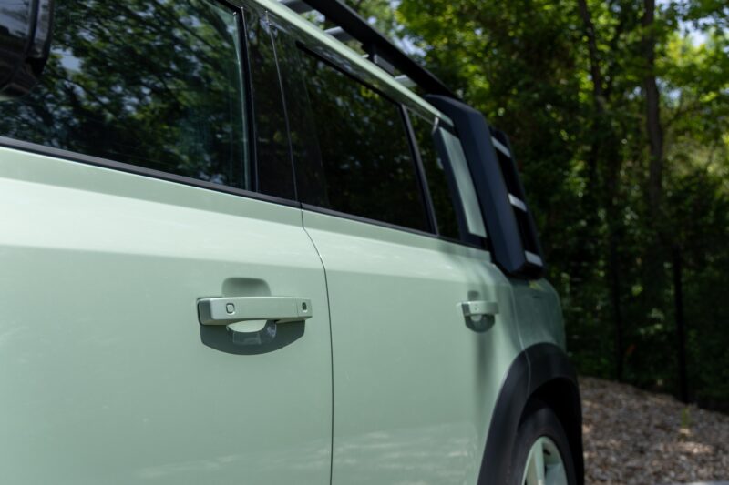 Carrosserie – LAND ROVER – Defender 110 P400e – 2023 – Grasmere Green métallisé – 81 900 km – 400 ch – 6 cylindres en ligne – Transmission : Automatique – Origine France – Privaty Cars – Spécialiste LAND ROVER d’occasion à 2 heures de Paris en TGV