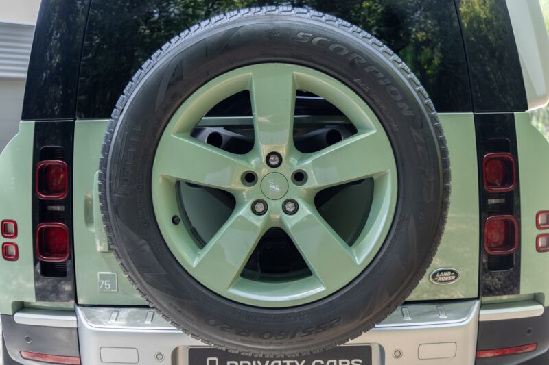 Jante de secours avec design distinctif – LAND ROVER – Defender 110 P400e – 2023 – Grasmere Green métallisé – 81 900 km – 400 ch – 6 cylindres en ligne – Transmission : Automatique – Origine France – Privaty Cars – Véhicules de sport et de luxe d’occasion proche de Bordeaux