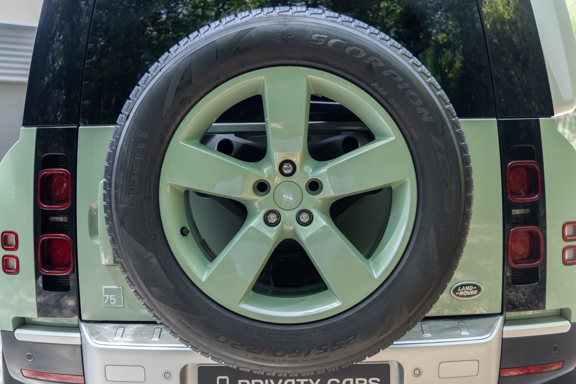 Jante de secours avec design distinctif – LAND ROVER – Defender 110 P400e – 2023 – Grasmere Green métallisé – 81 900 km – 400 ch – 6 cylindres en ligne – Transmission : Automatique – Origine France – Privaty Cars – Véhicules de sport et de luxe d’occasion proche de Bordeaux