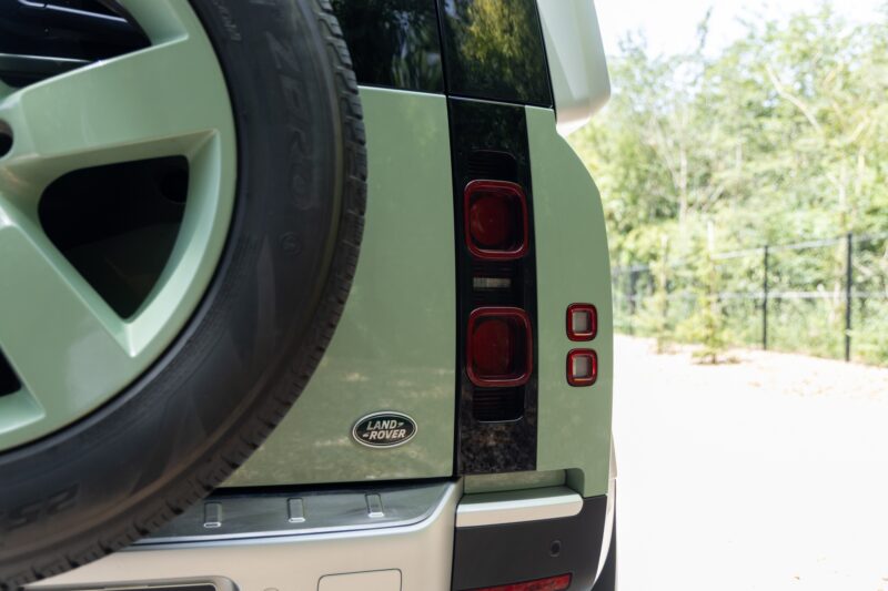 Carrosserie – LAND ROVER – Defender 110 P400e – 2023 – Grasmere Green métallisé – 81 900 km – 400 ch – 6 cylindres en ligne – Transmission : Automatique – Origine France – Privaty Cars – Vente de voitures de sport d’occasion entre Bordeaux et Nantes