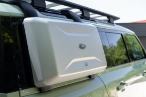 Carrosserie – LAND ROVER – Defender 110 P400e – 2023 – Grasmere Green métallisé – 81 900 km – 400 ch – 6 cylindres en ligne – Transmission : Automatique – Origine France – Privaty Cars – Expert des sportives d’occasion haut de gamme en Nouvelle-Aquitaine