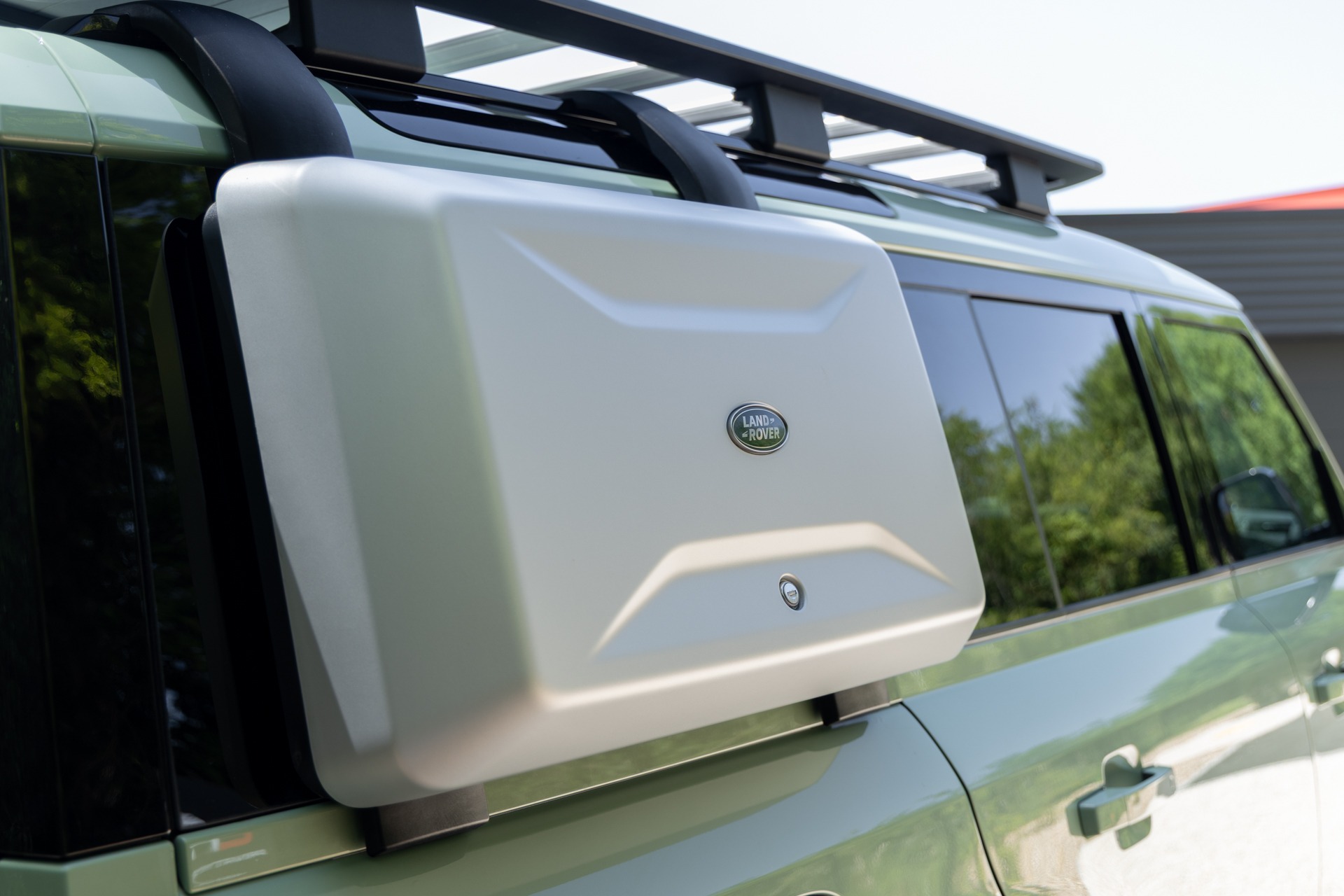 Carrosserie – LAND ROVER – Defender 110 P400e – 2023 – Grasmere Green métallisé – 81 900 km – 400 ch – 6 cylindres en ligne – Transmission : Automatique – Origine France – Privaty Cars – Expert des sportives d’occasion haut de gamme en Nouvelle-Aquitaine