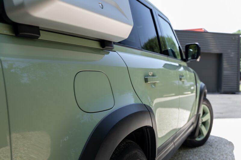 Carrosserie – LAND ROVER – Defender 110 P400e – 2023 – Grasmere Green métallisé – 81 900 km – 400 ch – 6 cylindres en ligne – Transmission : Automatique – Origine France – Privaty Cars – Expert des sportives d’occasion haut de gamme à La Rochelle